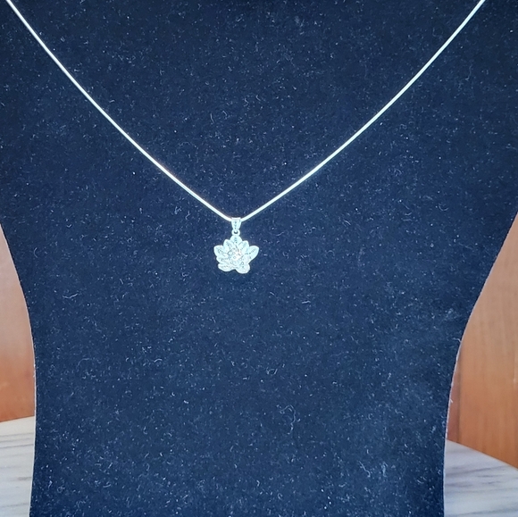 Sterling silver floral pendant necklace - Picture 8 of 8